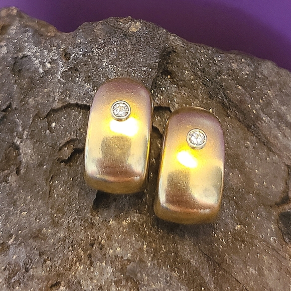 RARE FIND** solid 18kt and genuine diamond vintage Gucci Clip earrings - Picture 1 of 7